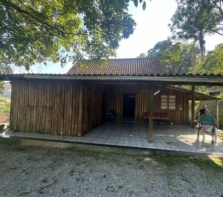 C1452 – Casa mista com varanda e sótão no 2º piso