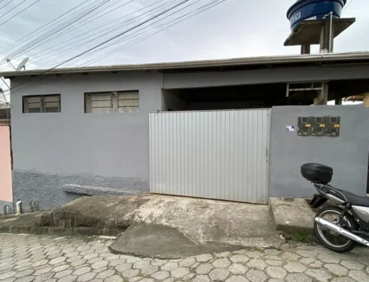 Código: C1405 – BLUMENAU – VELHA GRANDE – Casa de alvenaria com 02 pisos, (04 kitinetes)