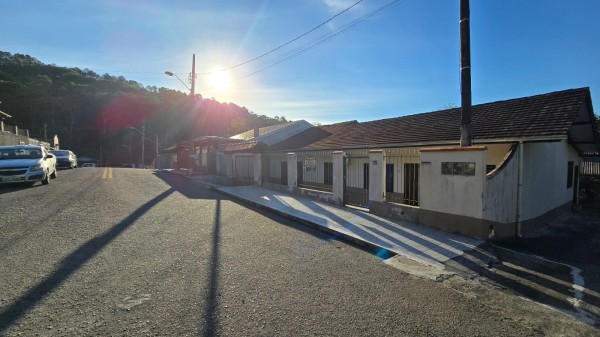 C1399 – 2 casas + 1 porão