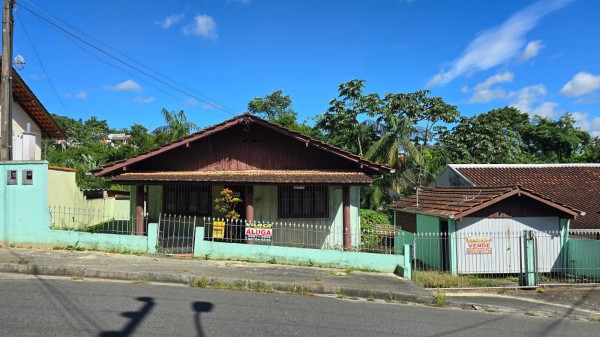 C1336 – Casa mista com 03 dormitórios